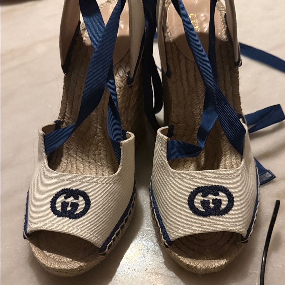 Gucci Women's Navy and Cream Espadrille Sandals excellent condition